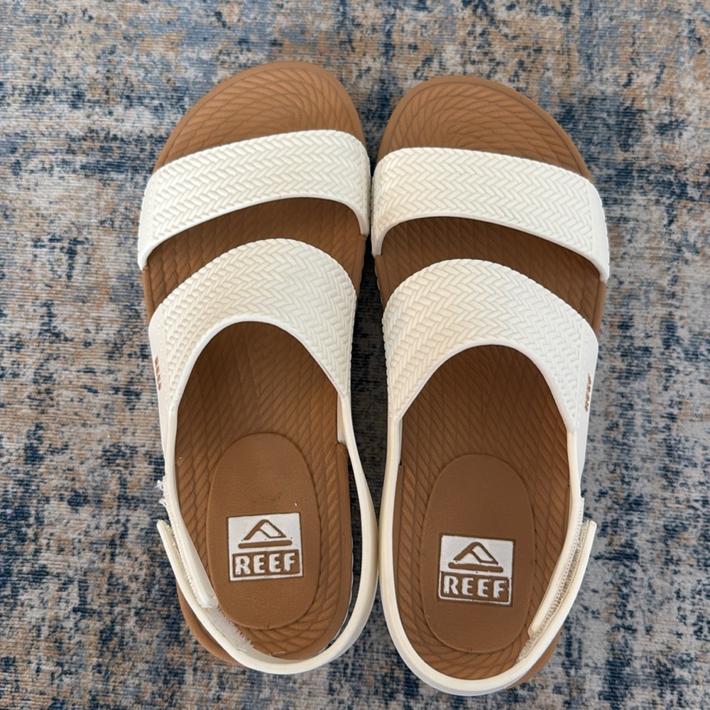 EUC- Reef Water Vista Sandals in white - size 6